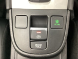 セレクトレバーの下に電子制御パーキングブレーキがあります。スイッチひとつで、停車した地点の傾斜などをシステムが検知・判断してブレーキ力を自動的に最適制御し、しっかり停車できるパーキングシステムです。