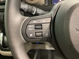 ステアリングにオーディオ操作スイッチが付いています。オーディオ画面に直接タッチしなくても操作が出来ますので、運転に集中できます。