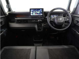 ◆視界広々で非常に運転しやすくロングドライブでも疲れを感じさせないすっきりとまとまったインパネ周りです。