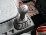 5速マニュアル!フロアタイプシフトレバー。シフトレバーの後方にコインケース有。