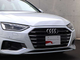 ●一目でAudiとわかる特徴的なシングルフレームグリル・LEDランプ。精悍なフロントマスクからAudiのスマートで上品なブランドを連想させてくれます。女性にも大変ご好評頂いております。