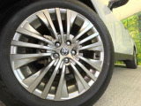 【純正アルミ19インチホイール】外観にマッチした純正アルミホイールを装着しております。各種社外アルミホイールや、スタッドレスタイヤも取扱いしております。是非ご相談ください♪