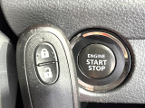 【キーレススタートシステム】カバンやポケットに入れたままでもドアの施錠・解錠が可能なスマートキーを装備。エンジンのオン・オフ時もカギを取り出す必要が無いからとっても便利です♪