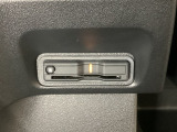 ハンドルの左下にETCがついています。高速道路の料金所の通過も楽々です。 カードの取り出しもしやすい場所についています。