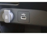 USBソケットがついていますのでコードを繋げばスマートフォンなどの充電が出来ます!オーディオソース USB 対応しております。