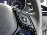 ステアリングスイッチ付き。前方から目を離すことなく操作することが可能です。