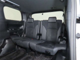 便利な5:5分割可倒式シートです。収納と乗車人数のバランスに優れています♪荷物の大きさに応じたラゲージスペースをフレキシブルに作り出せるので、シーンに応じた使い方ができます♪