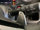 ステアリングの裏側、左右にパドルシフトがついています。右が+、左が-の操作でシフトチェンジを行い、エンジンブレーキなどのマニュアル操作ができます。