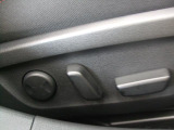 運転席にはメモリー機能付きの電動シートを採用しています。