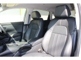 本革シートを採用し、運転席は8ウェイ、助手席は4ウェイのパワーシートを装備しています。シートの前後位置や角度、高さを電動で細かく調整でき、好みに合わせた快適なドライビングポジションを実現します。