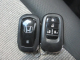 スマートキー付。キーを取り出さなくてもドアロックの施錠・開錠、エンジンの始動が出来ます。雨の日や荷物の多い日にとても便利ですね。