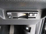 ETC付。高速道路の料金所はキャッシュレスで通過です。サービスエリア等にあるスマートインターの出入りも利用可能でとっても便利。ご納車後すぐにお使い頂けるようセットアップしてのお渡しとなります。
