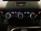 オートエアコンは左右席で独立温度コントロールが可能です。運転席はキンキンに冷やして助手席はマイルドにと言った設定が可能です☆暑さ寒さでケンカすることもなくなりますね♪