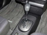 操作が楽なフロアシフト、インパネ周りもすっきりしています。