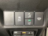 Hondaセンシング用の、VSA(ABS+TCS+横滑り抑制)解除と路外逸脱抑制機能のオンオフスイッチなどはハンドルの右側に装備しています。