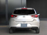 スタイリッシュなリヤビューもMAZDA2の人気の理由です。後方から見ても安定感の有る美しいフォルムが特徴です。内装の上質感も相まって、良い意味でコンパクトカーらしくないMAZDA2です★☆★☆