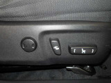 運転席はパワーシートです。シートポジションの微調整を簡単に行えます。