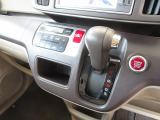 インパネシフトでフロントシートの足元もスッキリお使い頂けます!!パーキングブレーキは室内空間を有効に活用できるフットブレーキを採用♪