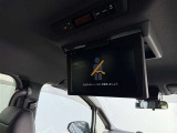 フリップダウン後席モニター付いております!前席はナビ画面、後席ではお子様が好きなDVDを鑑賞なんてこともできちゃいます!行楽の渋滞時も安心ですね♪