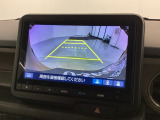リバースギアに入れるだけで後方の表示へ切り替わります。夜間や雨の日の駐車も楽になりますよ。