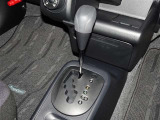 操作が楽なフロアシフト、インパネ周りもすっきりしています。