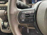 ステアリングにオーディオ操作スイッチが付いています。オーディオ画面に直接タッチしなくても操作が出来ますので、運転に集中できます。