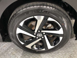 【純正アルミホイール】です!車両デザインに合わせてホイールをデザインしているため、見た目にもカッコイイアルミホイール♪洗車もラクチンで錆びません。