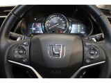 ハンドル左側にはオーディオ操作が出来るオーディオリモートコントロールスイッチ、右側にはHondaSENSINGとオートクルーズスイッチを装備!長距離運転や高速道路の運転では大活躍です!