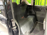 後部座席も気になるようなキズ・汚れやへたり等、大きなダメージはなく、良好な状態です。