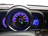 とっても見やすいメーターです。夜間時はラグジュアリーな気分にさせてくれる照明が魅力ですので、夜のドライブも楽しみになりますよ♪
