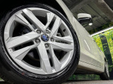 【純正17インチアルミホイール】外観にマッチした純正アルミホイールを装着しております。各種社外アルミホイールや、スタッドレスタイヤも取扱いしております。是非ご相談ください♪