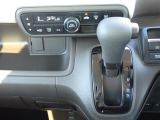 シフトとエアコンです。オートエアコン装備。温度設定が出来て、室内快適ですよ。