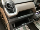 助手席のドリンクホルダーと車検証などを入れておけるグローボックス!その上部にも小物置き場がありますよ♪