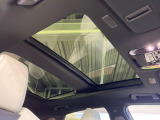 【大型サンルーフ】車内の解放感が一気に上がる大型のパノラマルーフ!季節を問わず開放的で快適なドライブをお楽しみいただけます。流通量も少なく希少価値の高い人気の装備です♪