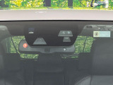 【スマートブレーキサポート】走行中に前方の車両等を認識し、衝突しそうな時は警報とブレーキで衝突回避と被害軽減をアシスト。より安全にドライブをお楽しみいただけます。