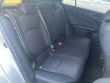 後部座席も気になるようなキズ・汚れやへたり等、大きなダメージはなく、良好な状態です。