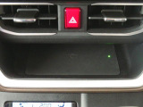 ワイヤレス充電機能 Qi がインパネセンタートレイにあり便利です。