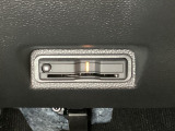 ハンドルの右下にETCがついています。高速道路の料金所の通過も楽々です!。 カードの取り出しもしやすい場所についています。