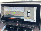 【パノラミックビューモニター】クルマを真上から見下ろした視点で駐車をサポートします!クルマの斜め後ろや真横など、いち早く障害物に気が付くことができます。