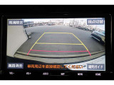 後方の死角を軽減し、狭い場所での切替しや駐車もしやすくなるバックモニターを装備しています。