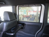 リア席は同乗者の足元空間をしっかりキープ♪十分な高さで広々空間☆シートバックテーブル&ロールサンシェイドも装備♪♪♪お子様のおやつ&お昼寝タイムに貢献してくれる嬉しい装備が充実♪