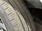 ホイールの状態やタイヤ溝の残り具合は、安全性や維持費にも関わる重要なポイントです。写真にて現状をご確認いただけますが、気になる点や詳細については、お気軽にお問い合わせください。