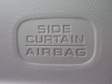 サイドカーテンエアバックシステムは、側面衝突時に大人から子供までさまざまな体格の乗員の頭部や頚部を広範囲で保護。特にセンターピラーへの頭部衝突を防ぐ展開性能を実現しています。