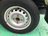 スチールホイールはいてます。