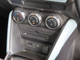 四季を通じて車内を快適に保つオートエアコンを装備しています。又、冬場の朝一のスタート時には大変嬉しいシートヒーターを運転席&助手席に装着、ヒーターが効き始めるまでの冷間時でも快適にスタート出来ます。