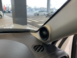 【プレミアムサウンドシステム】高音質スピーカーを搭載。迫力ある重低音から繊細な高音まで、臨場感あふれるサウンドを車内で楽しめる機能です。