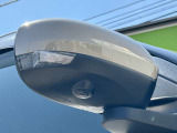 ミラーウィンカーは方向指示器がドアミラーに内蔵されているタイプで被視認性の良さなどに定評があります★