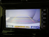 バックガイドモニター付き。車両後方の映像をナビ画面に表示し、駐車などの後退操作をサポートします。