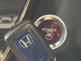 【Hondaスマートキー】カバンやポケットに入れたままでもドアの施錠・解錠が可能なスマートキーを装備。エンジンのオン・オフ時もカギを取り出す必要が無いからとっても便利です♪