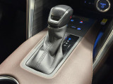 【フロアシフト】直感的な操作性や手に取りやすいレバー位置が特徴です。MTモードはエンジンブレーキやパワフルな加速を要する際など様々なケースで活躍。